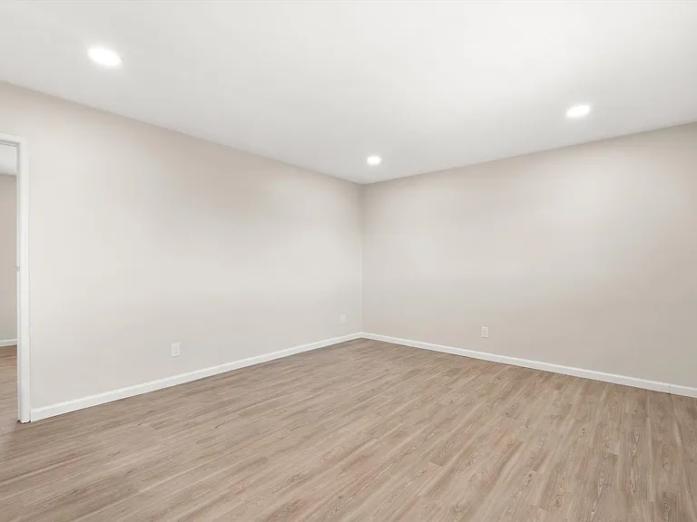 9139 - Jade Apts — Photo 23
