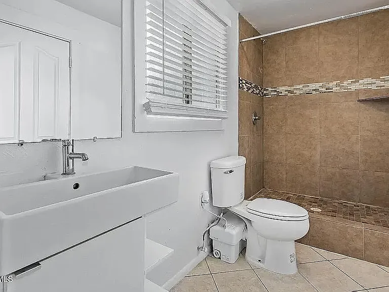 1372 W 15th St — Photo 4