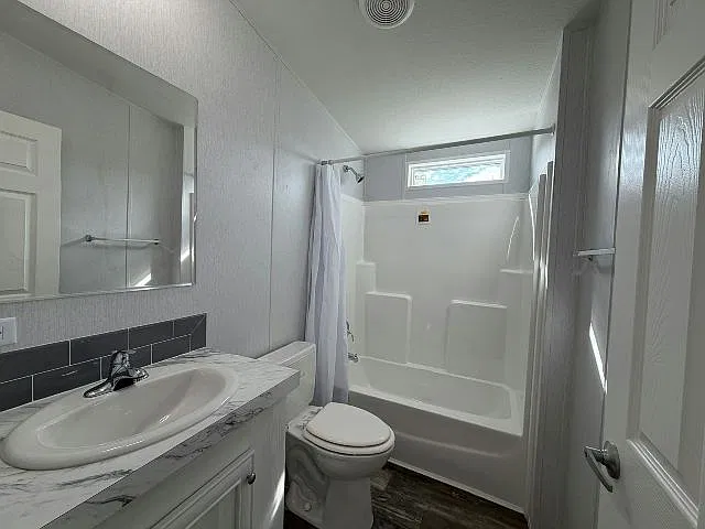 3 bed, 960 sqft, $2,100 — Photo 3