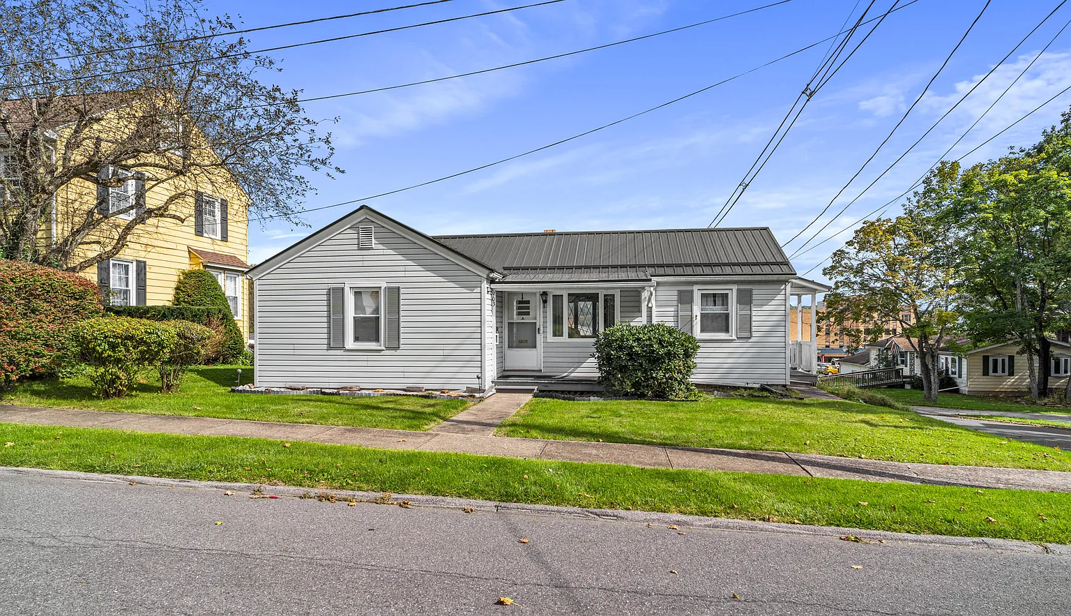 903 Barclay St photo 1
