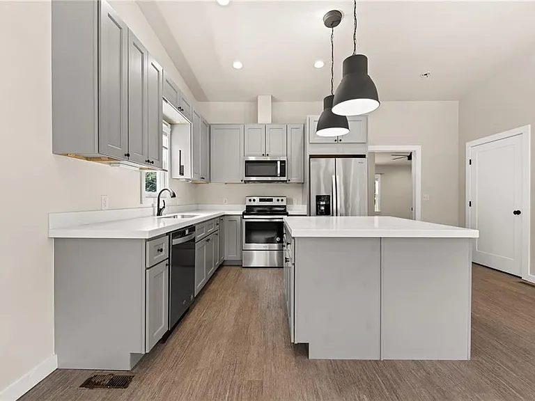 221 Columbus Dr — Photo 24
