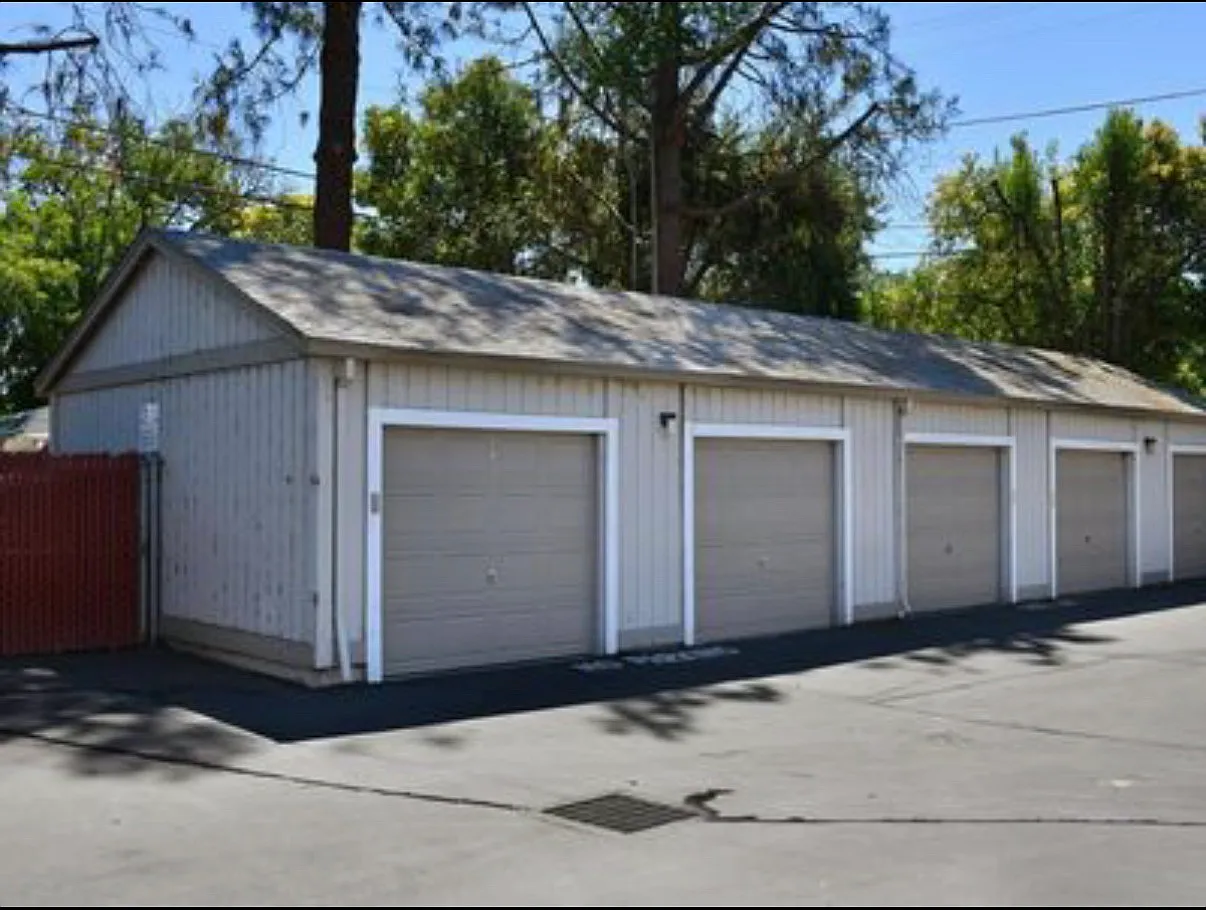 2 bed, 1.5 bath, 1072 sqft, $2,600 — Photo 2