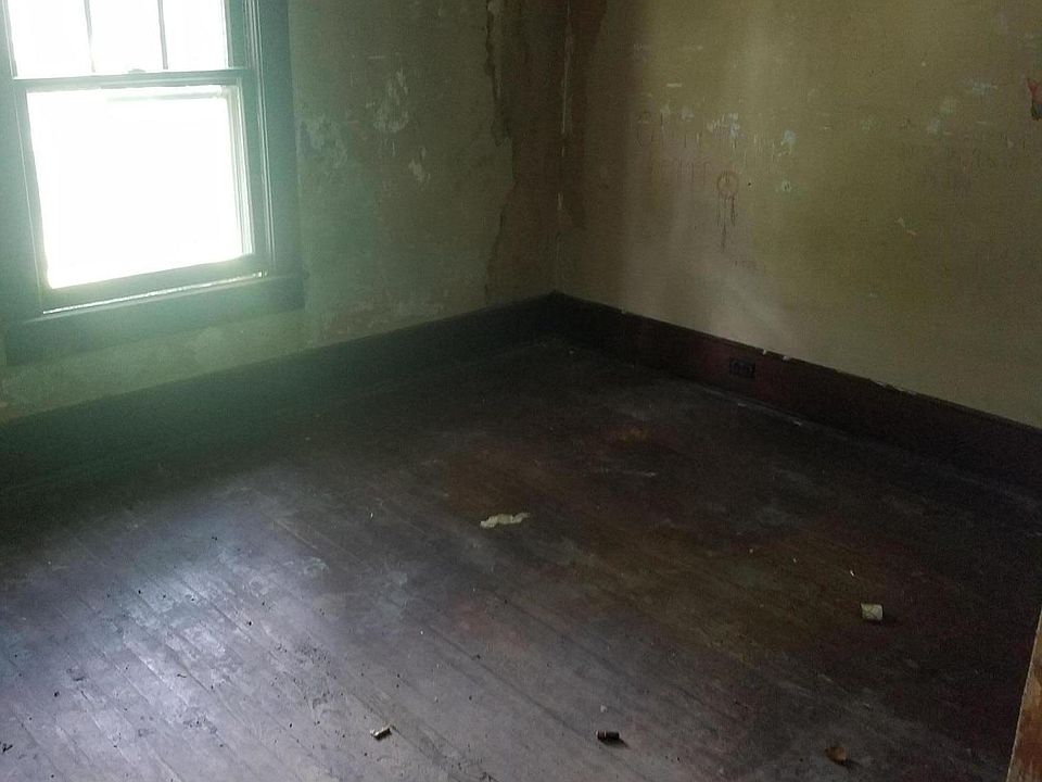 1st image of 703 McCulloch St