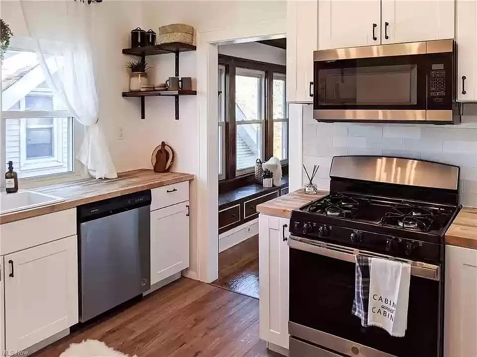 2152 Chesterland Ave — Photo 4