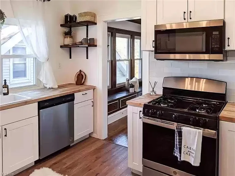 2152 Chesterland Ave — Photo 4