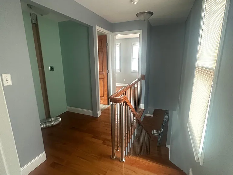 1063 Summit St — Photo 8