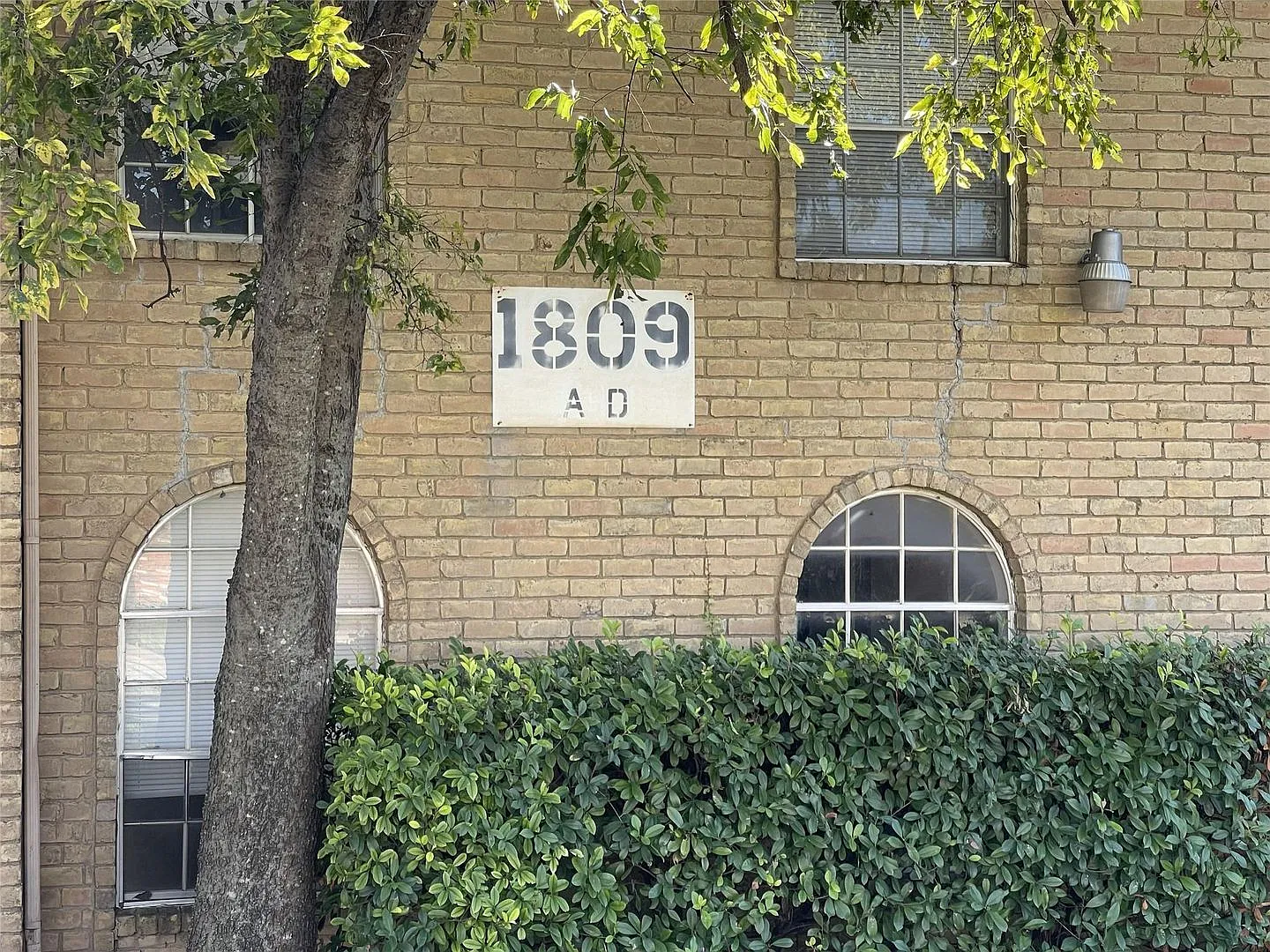 1809 Roman Rd — Photo 2