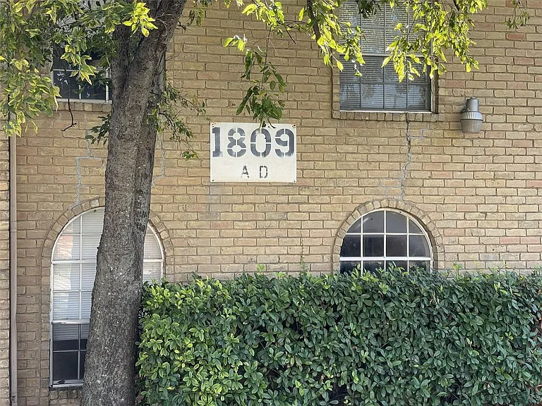 1809 Roman Rd — Photo 2