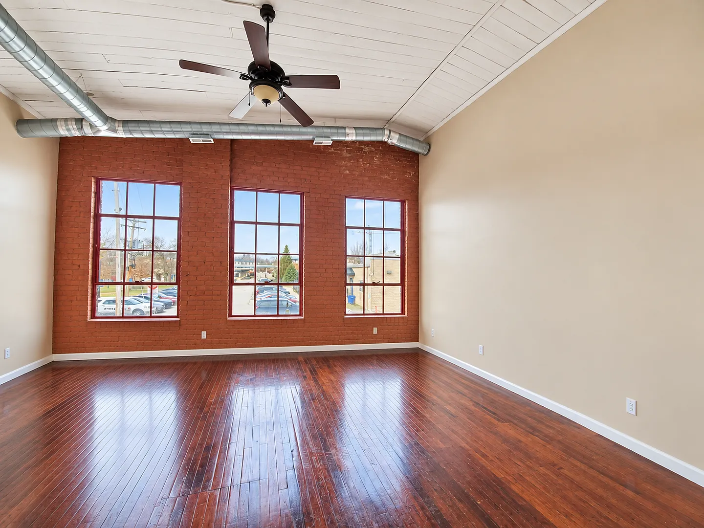 305 S Lincoln St — Photo 2