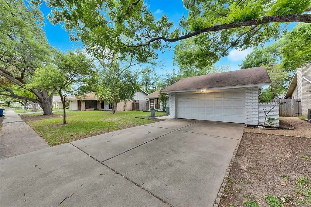 3 bed, 2.0 bath, 1303 sqft, $2,650 — Photo 2