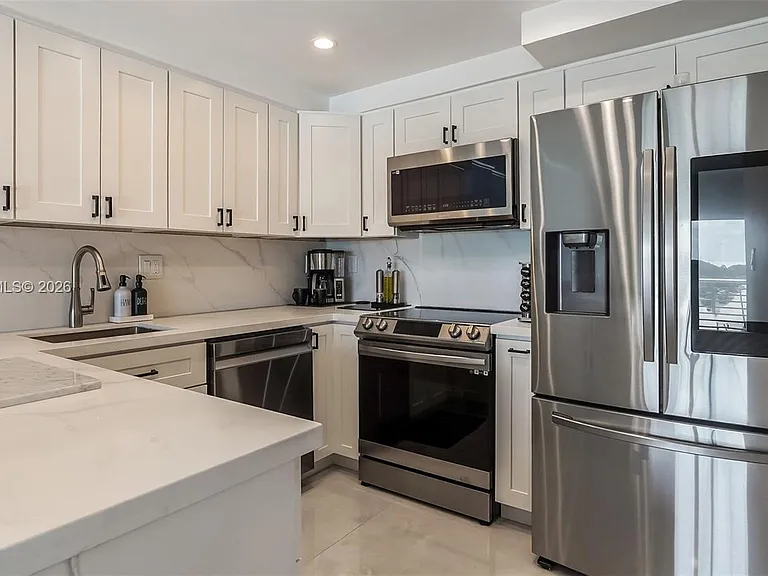 2900 NE 30th St #F7 — Photo 8
