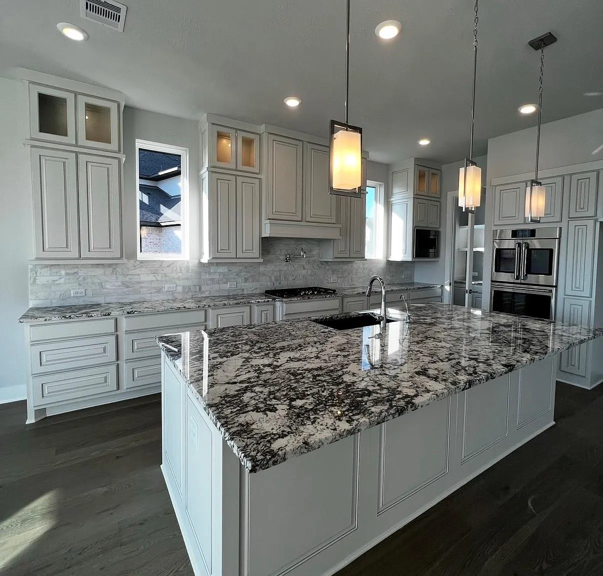 5 bed, 5.5 bath, 4720 sqft, $6,900 — Photo 3