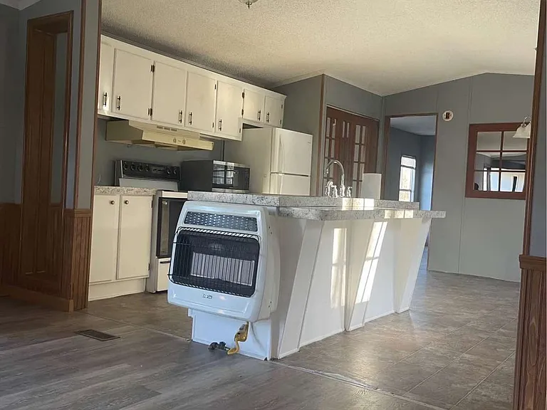 1430 Highway 30 E — Photo 2