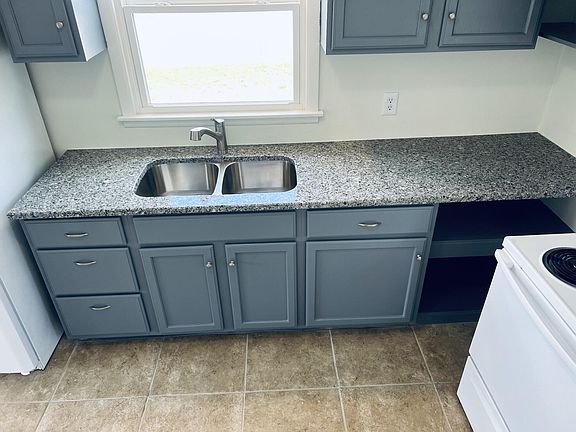 5th image of 601 C L Manier St