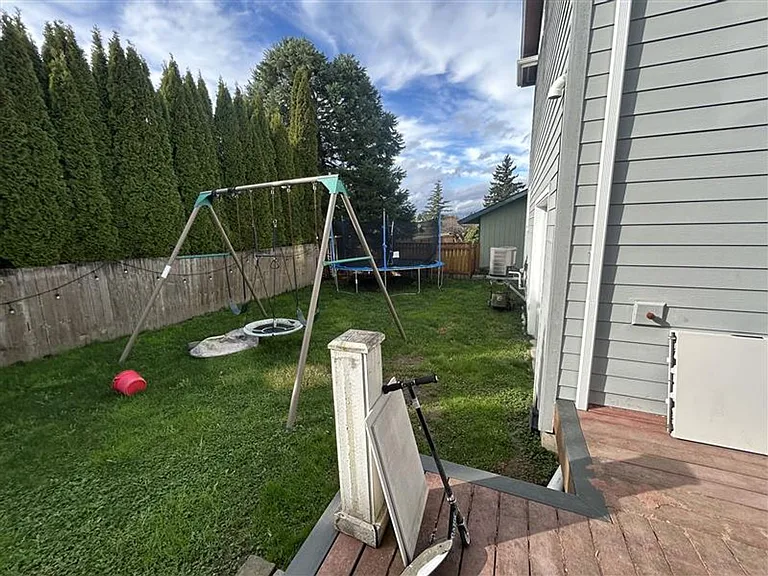 211 Baker St — Photo 23