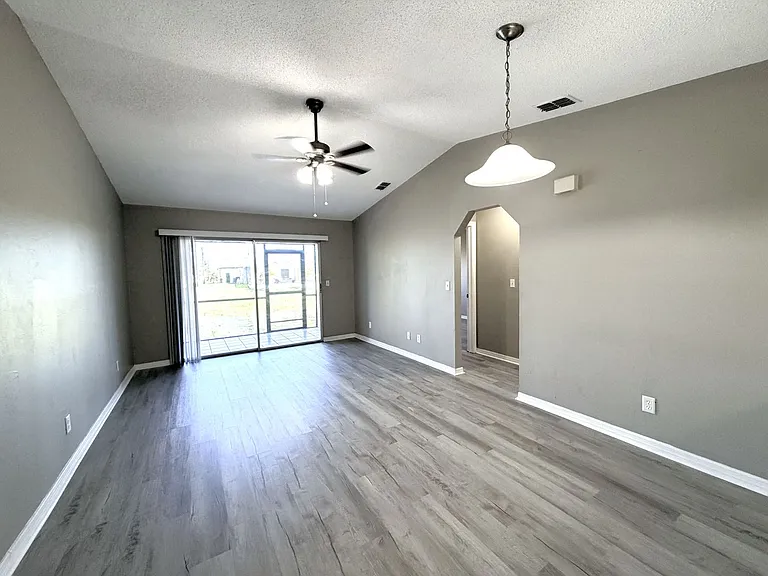 823 Gleason Pkwy — Photo 8