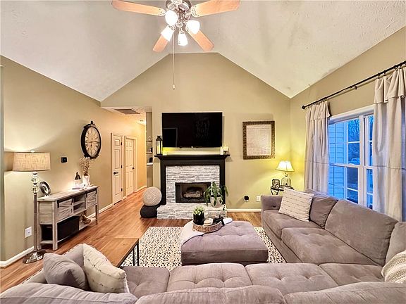 4th image of 802 Hampton Way