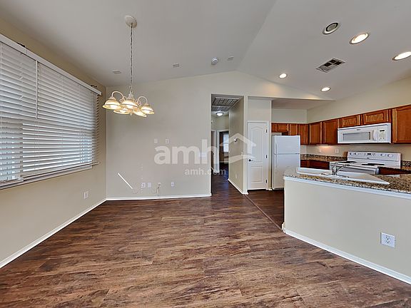4th image of 2133 E Huntington Dr