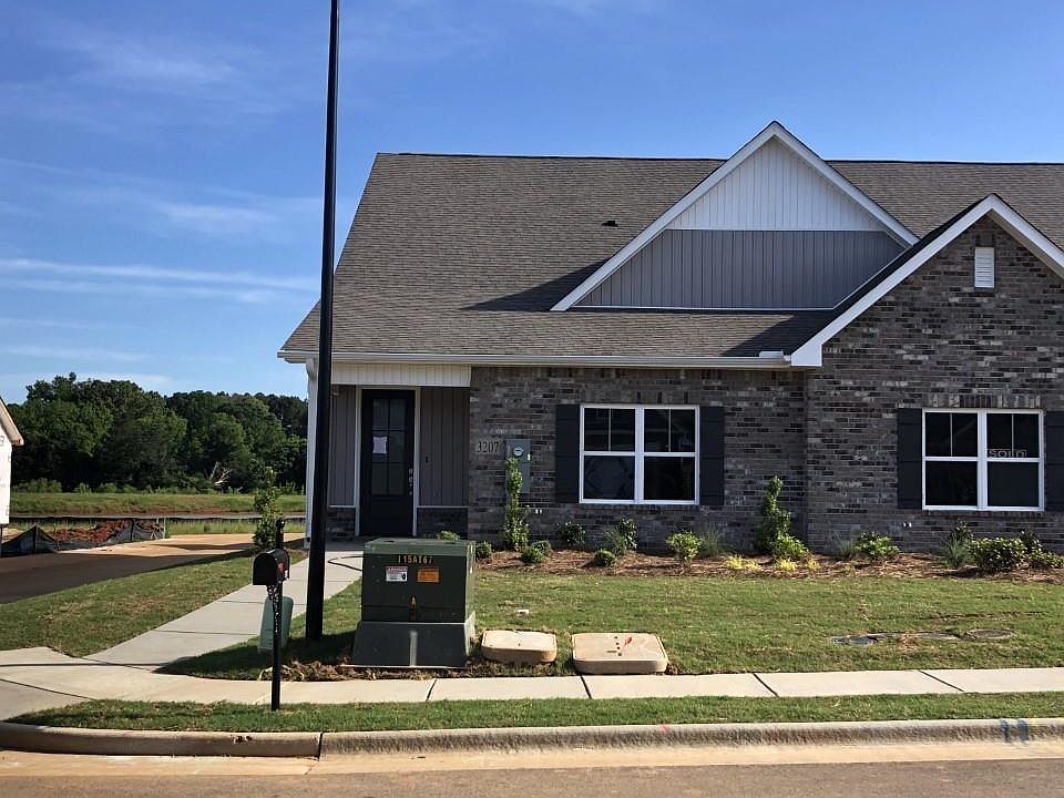 2nd image of 3207 McClellan Way SE