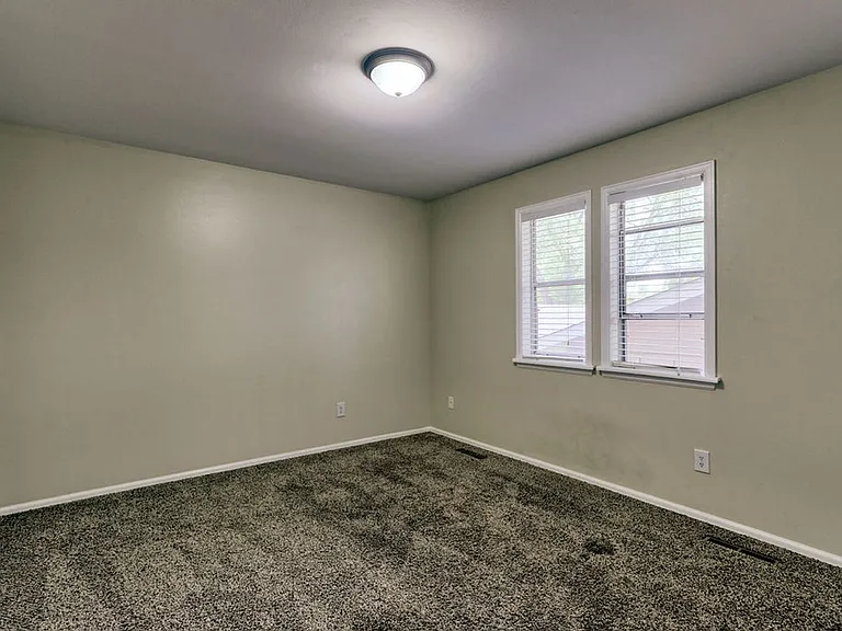 1306 Woodcrest Ct — Photo 8