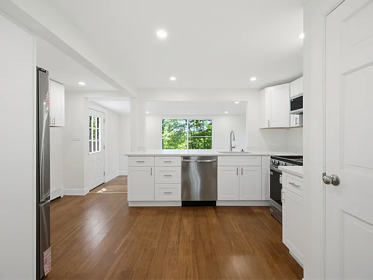 88 Deforest St — Photo 3