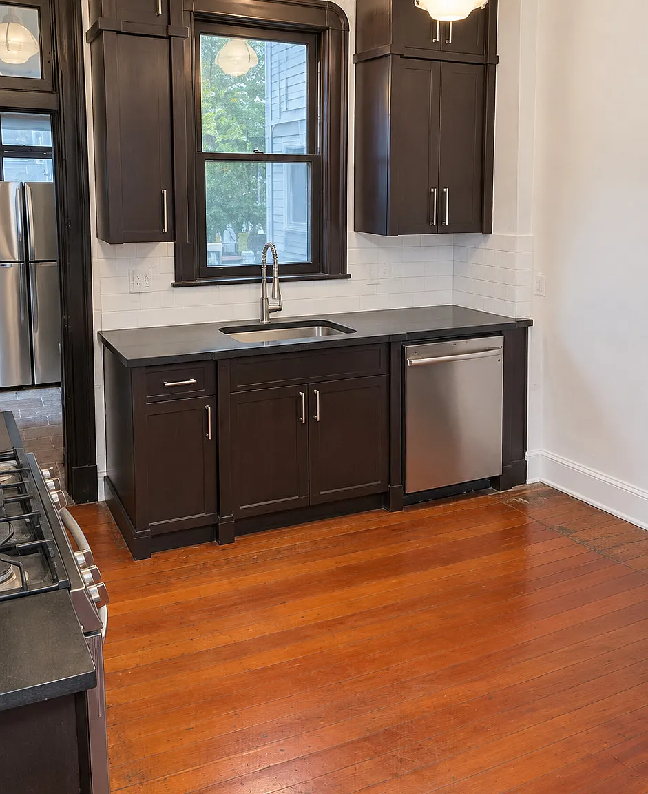 10 bed, 4200 sqft, $1,175 — Photo 4