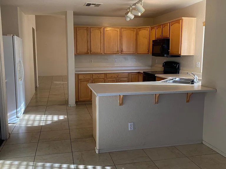 13382 W Watson Ln — Photo 3