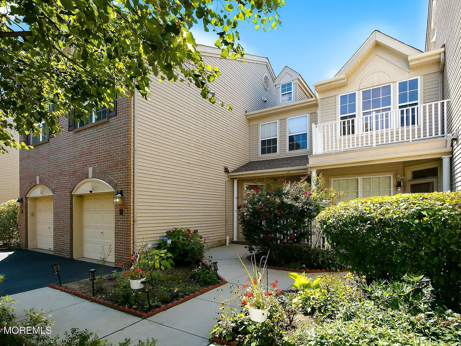 3 bed, 2.5 bath, 2009 sqft, $3,950 — Photo 2