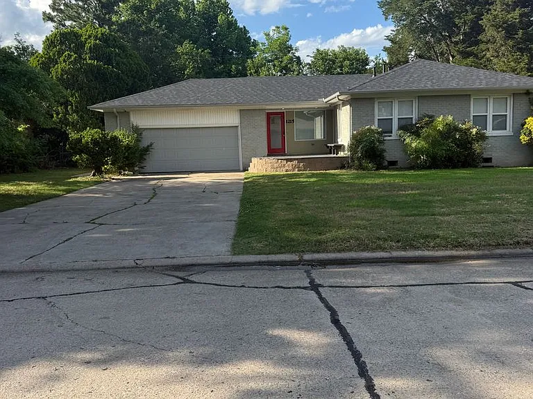 1215 Westlawn Dr — Photo 1