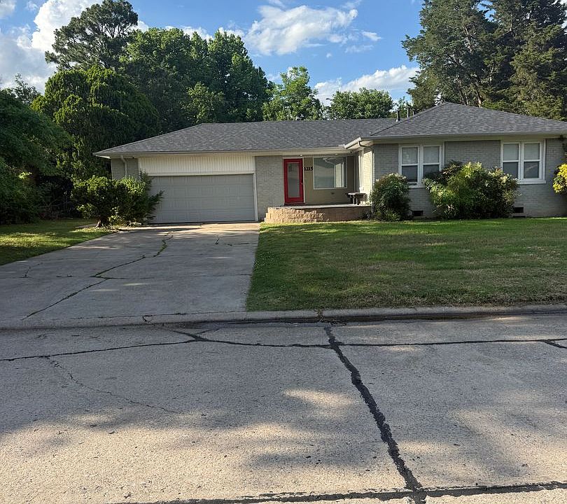1st image of 1215 Westlawn Dr
