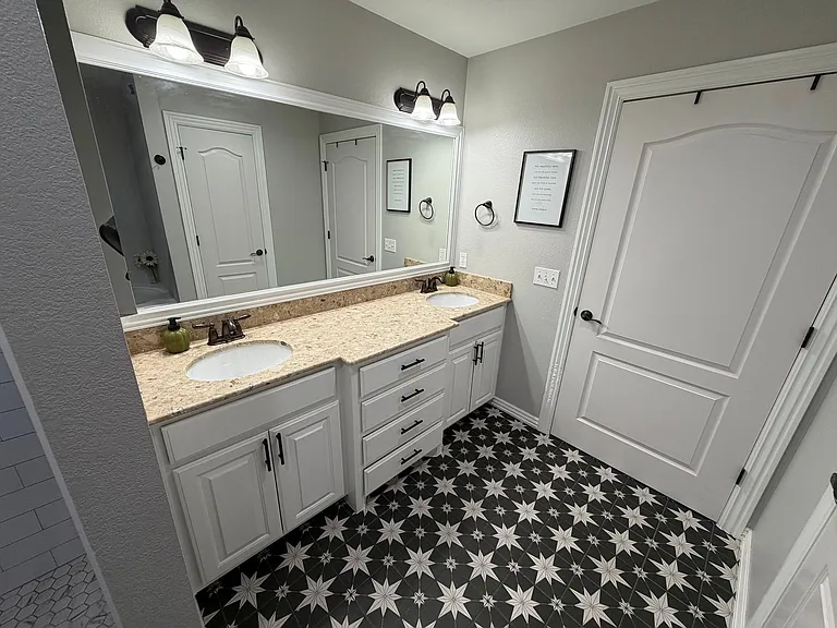561 N Rupple Rd — Photo 21