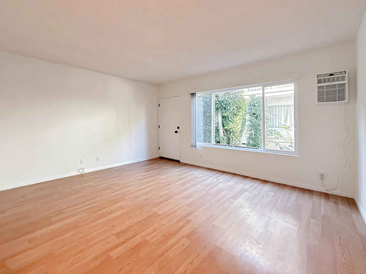 1613 Barry Ave — Photo 3