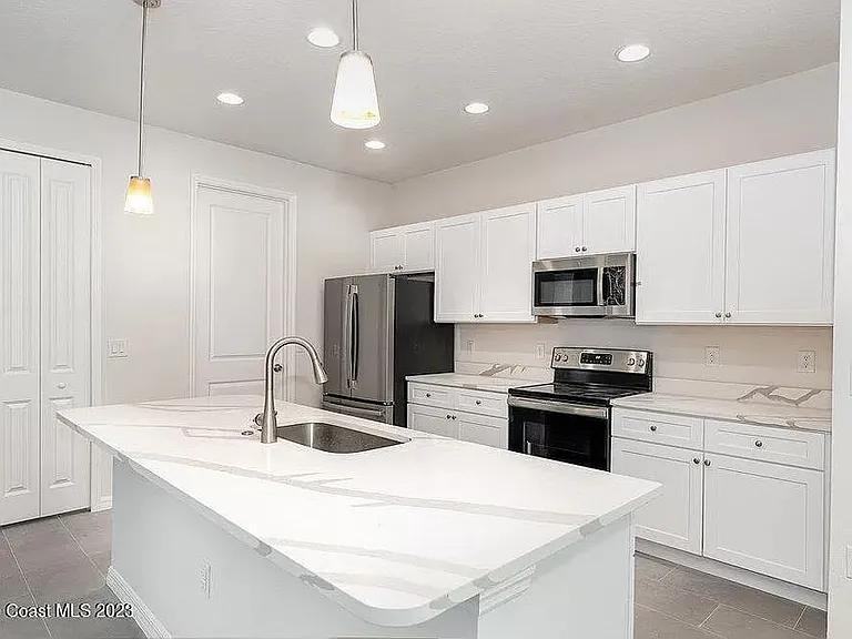 130 Norgrove St SE — Photo 2