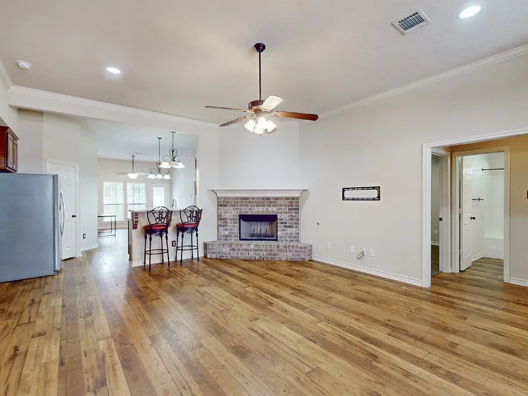 1120 Eagle Ave — Photo 3