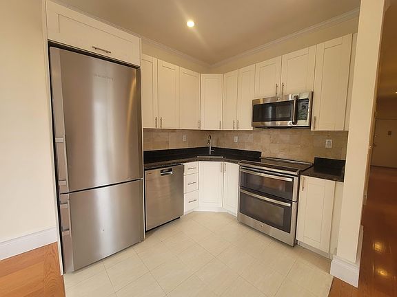 3rd image of 301 W 96th St APT 4W