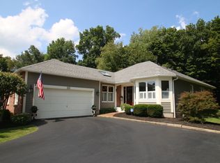 11 Hampshire Ln, Mendon, NY 14506