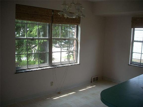 4th image of 1016 E Willow Dr