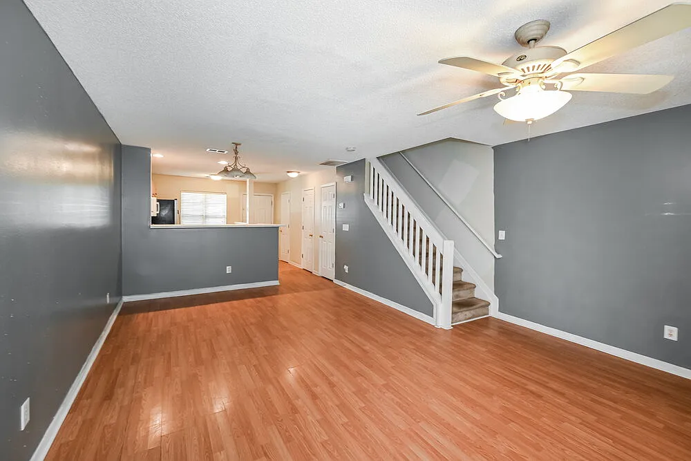 5 bed, 2.5 bath, 2857 sqft, $2,520 — Photo 3