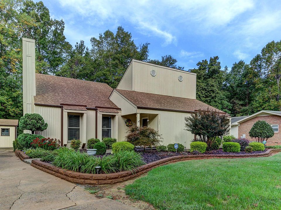 1st image of 703 Woodsway Ct