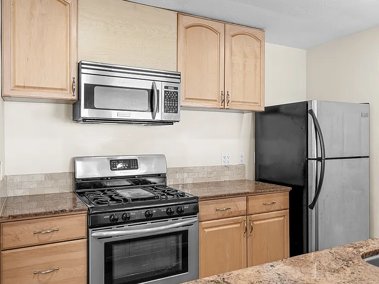 459 Herbert St — Photo 8