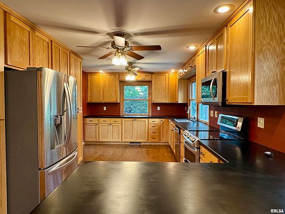 3rd image of 4 Woodland Ln