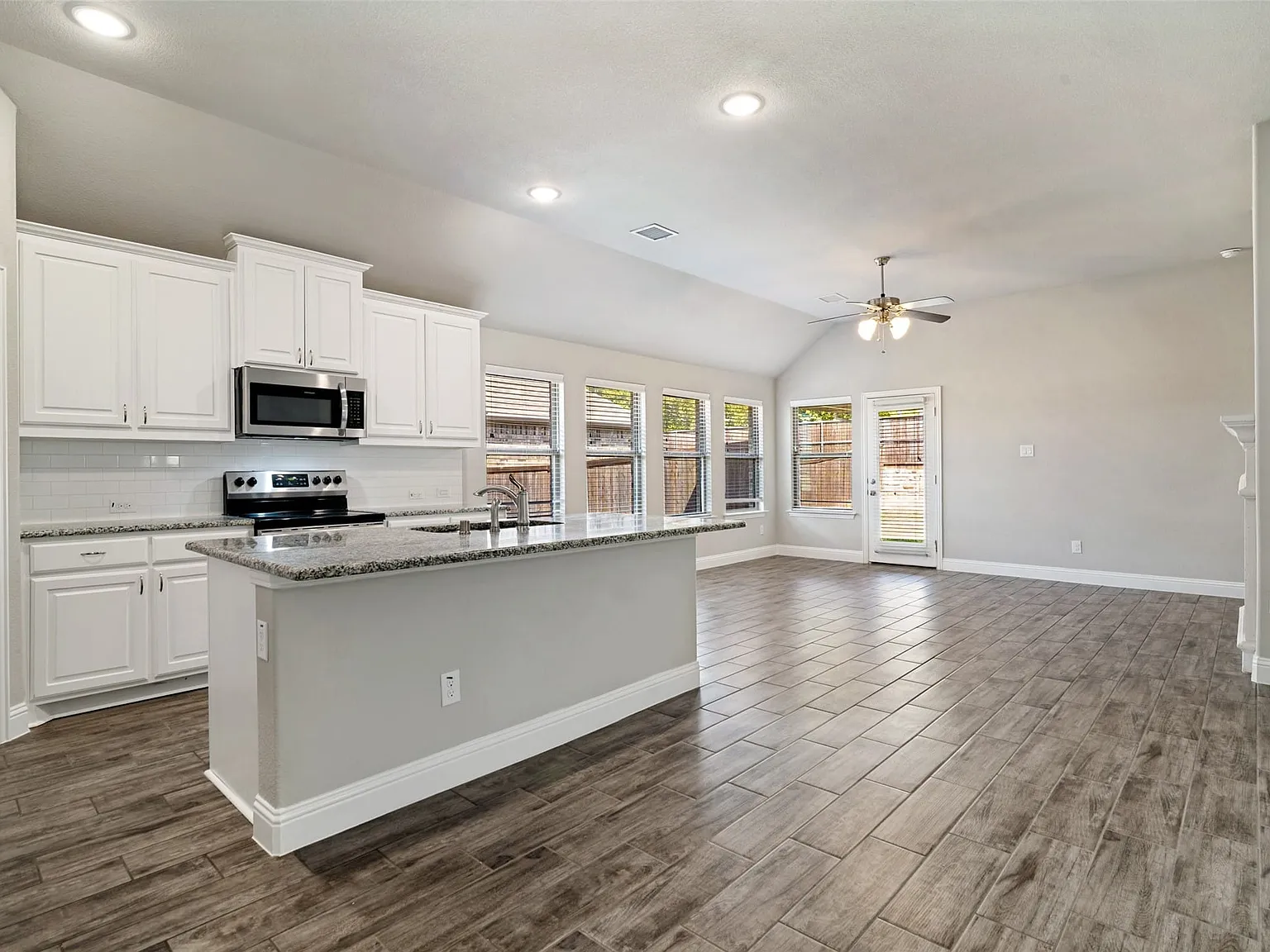 3 bed, 2.0 bath, 2120 sqft, $2,400 — Photo 4