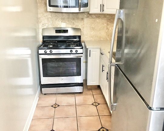 2nd image of 652 S Dunsmuir Ave #204