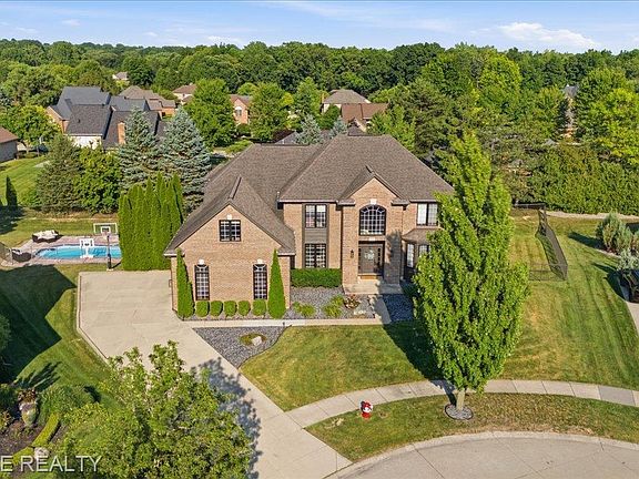 3rd image of 56440 Ashbrooke Dr E