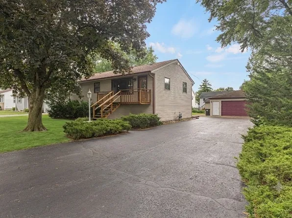 1393 Cottonwood Ln, Crystal Lake, IL 60014