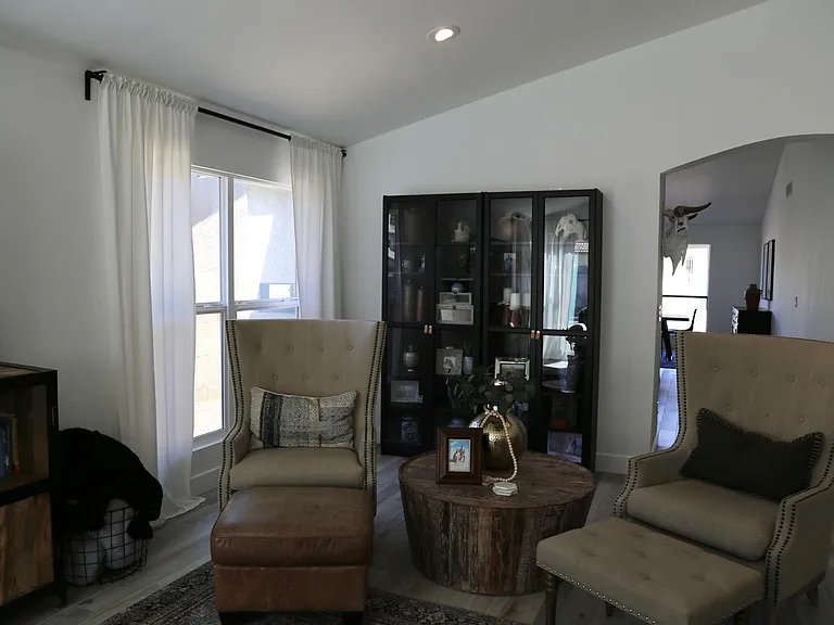 1722 E Behrend Dr — Photo 32