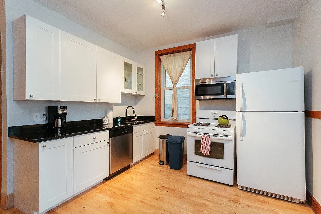 1318 W Cornelia Ave — Photo 2
