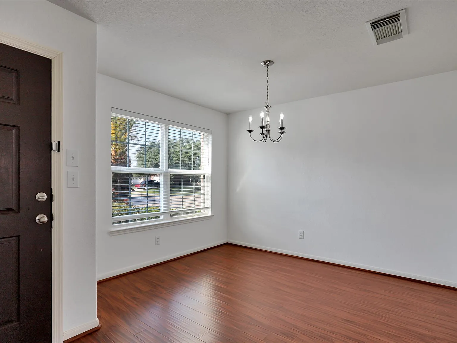 3 bed, 2.5 bath, 1884 sqft, $1,995 — Photo 2
