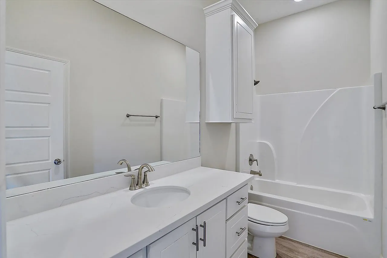4 bed, 2010 sqft, $2,400 — Photo 4