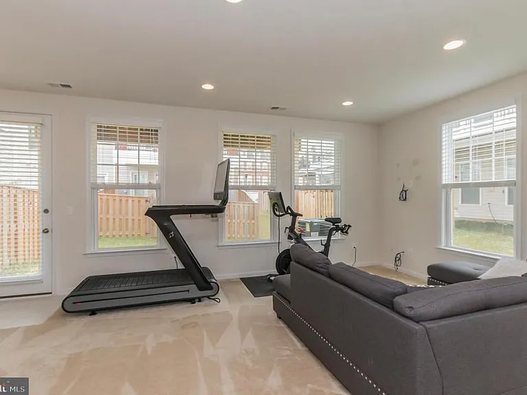 42275 Lancaster Woods Sq — Photo 23